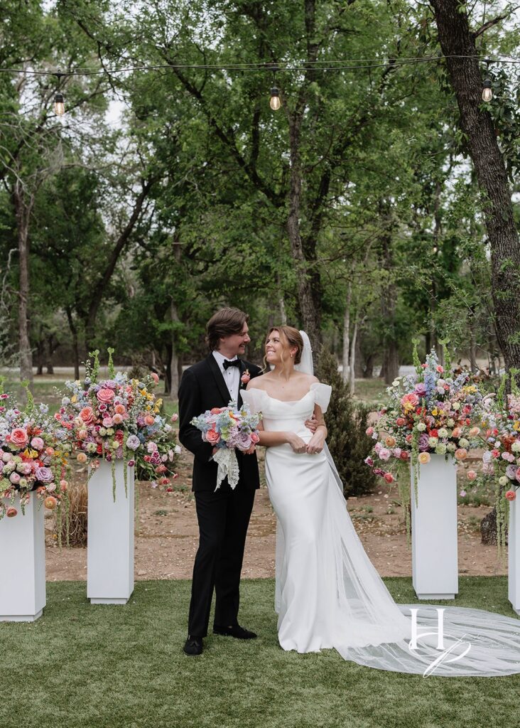 Newlyweds with gorgeous spring florals