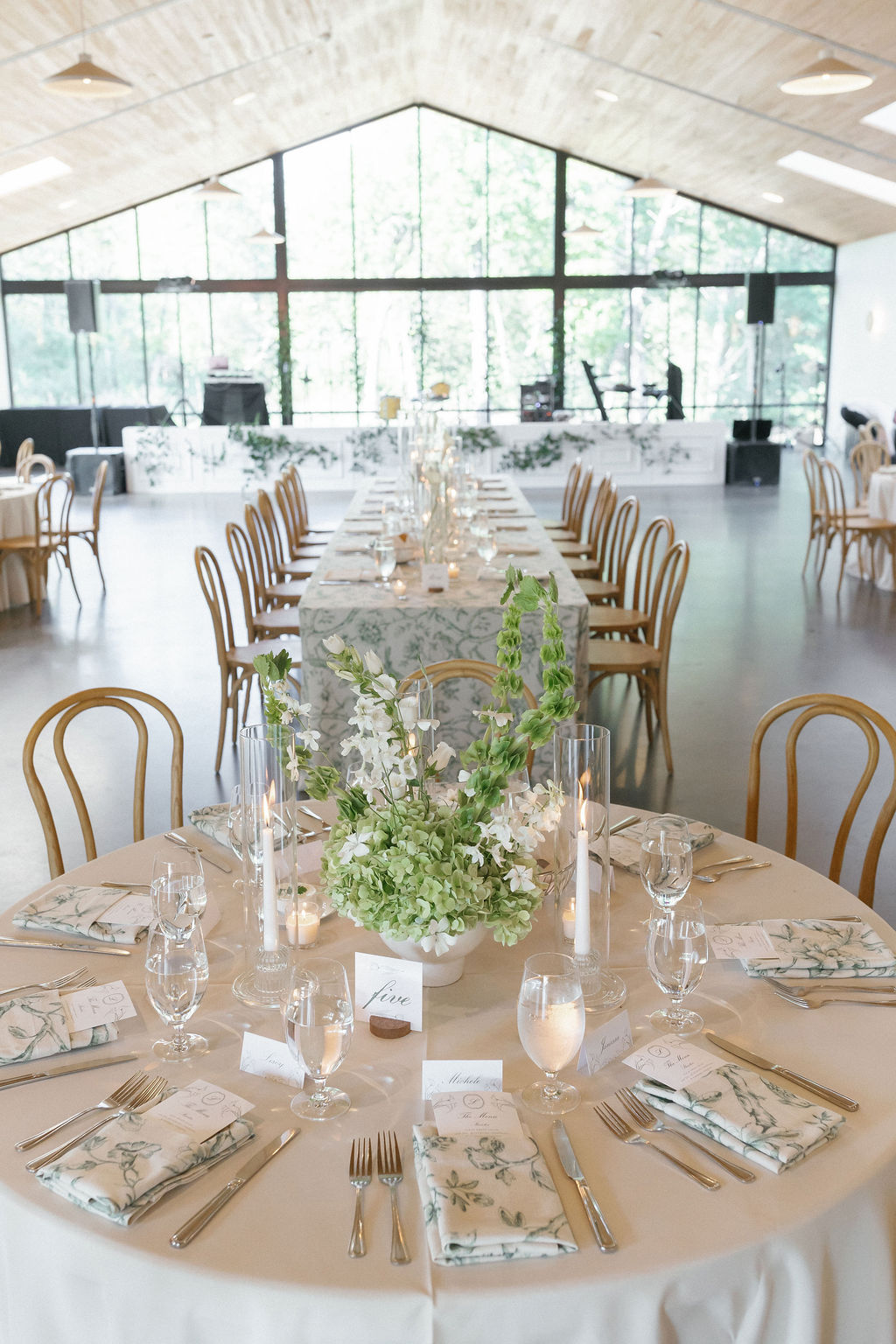 Wedding floral centerpiece on round table
